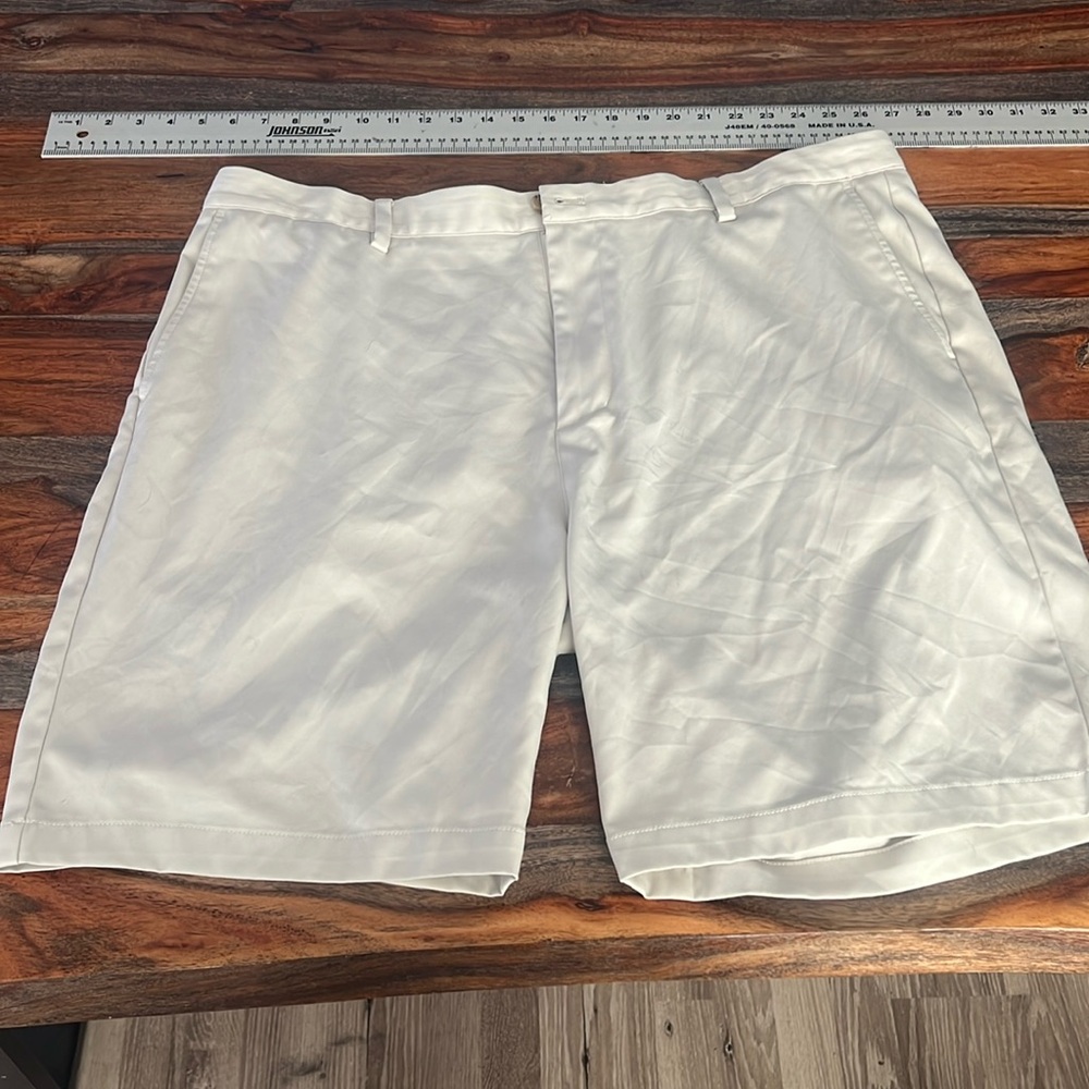 Men’s Vineyard Vines beige golf shorts 42